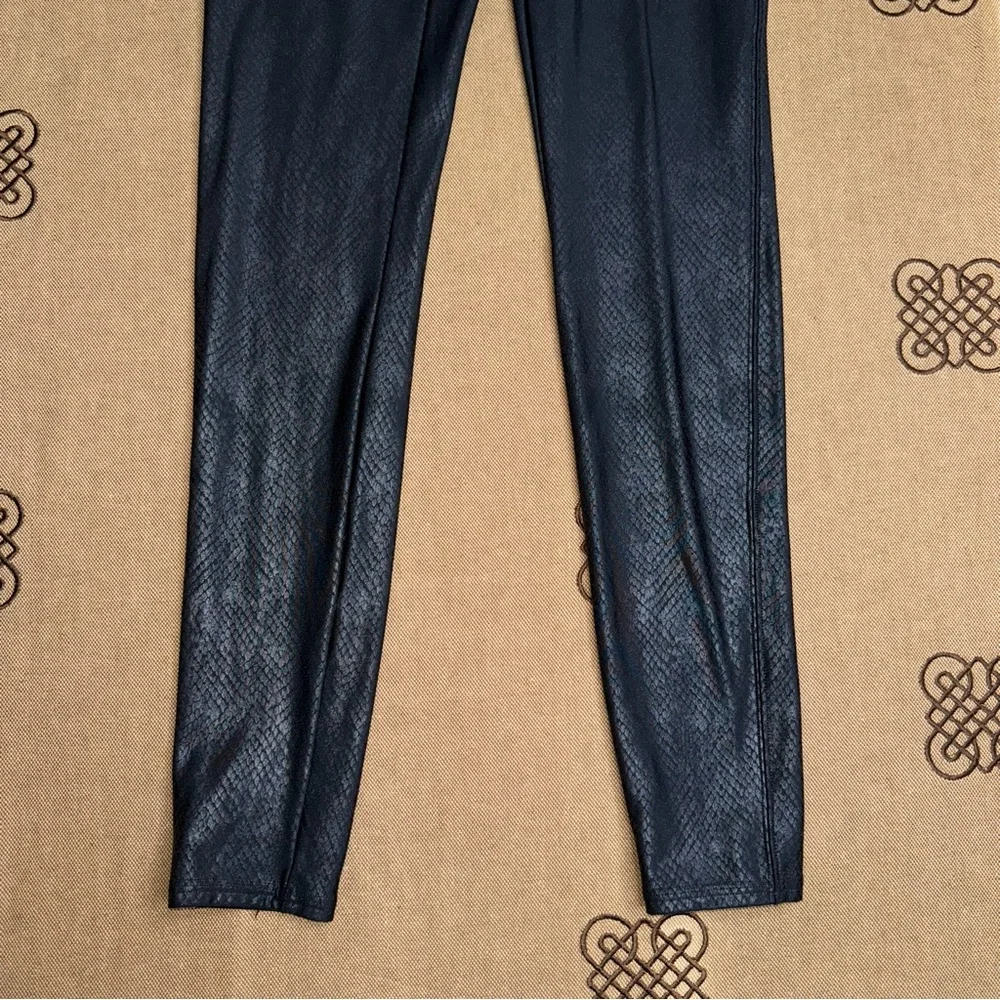 SPANX Faux Leather Croc Legging In Metallic Black Size L
In Excellent Condition - Picture 3 of 15